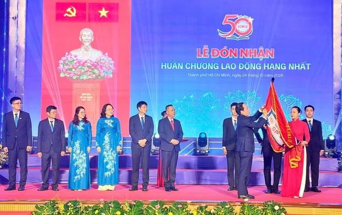 Phó Thủ tướng Chính phủ Lê Tiến Châu trao Huân chương Lao động hạng Nhất. 