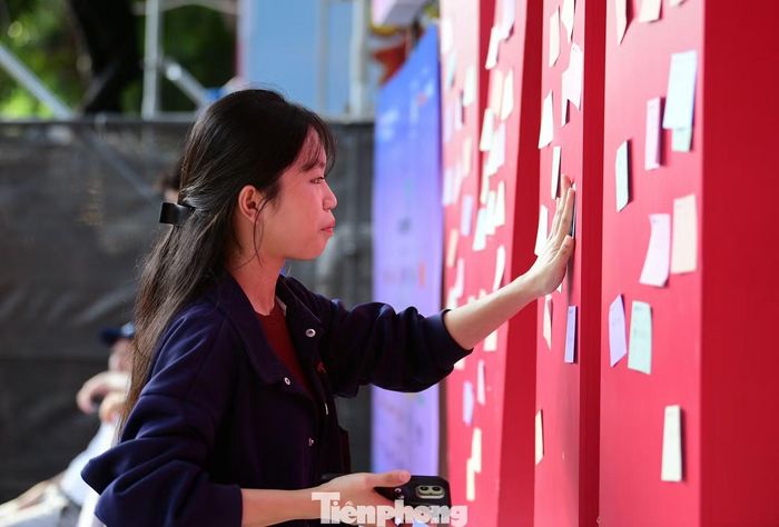  Những mảnh giấy đủ màu sắc dần phủ kín khu vực trưng bày, tạo nên điểm nhấn thu hút người tham dự. 