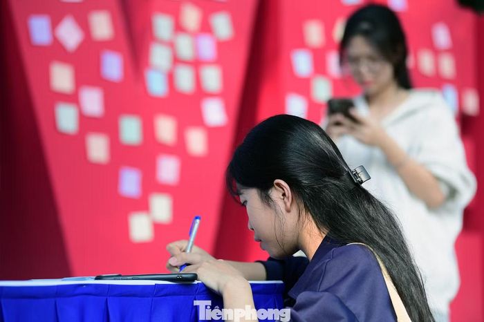 Từ những lời chúc dành cho chương trình đến mong muốn cá nhân, mỗi tờ giấy ghi chú là một ước nguyện được gửi lại tại sự kiện.