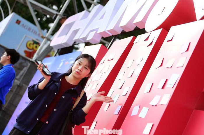  Diễn ra trong hai ngày 24-25/10, Ngày thanh toán số Việt Nam 2026 - Sóng Festival có gần 70 gian hàng giới thiệu sản phẩm, dịch vụ và giải pháp thanh toán hiện đại. Với chủ đề Chạm số - Sống xanh, sự kiện kết hợp các hoạt động mua sắm, ẩm thực, vui chơi và trải nghiệm công nghệ, tạo điều kiện để người tham dự trực tiếp sử dụng thanh toán số trong các hoạt động thường ngày. 