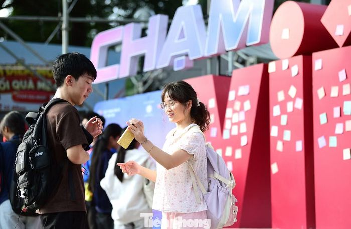 Một số lời nhắn mang màu sắc hài hước, gần gũi với đời sống sinh viên như: “Nhiều tiền, xinh gái, tốt nghiệp sớm”, “Qua tích phân” hay "Mong muốn mua được vé concert day 2 của chương trình Anh trai vượt ngàn chông gai tại Hà Nội". Những thông điệp ngắn gọn, cách thể hiện sáng tạo khiến khu vực Chạm Việt Nam trở thành một trong những điểm dừng chân được chú ý tại Sóng Festival 2026.