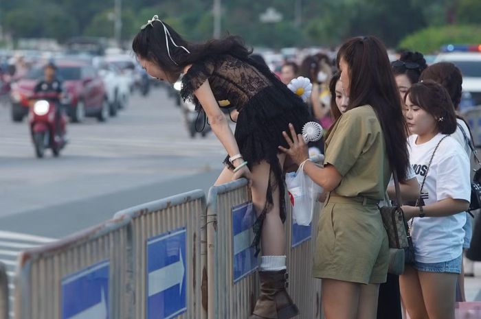 Nhiều khán giả trèo hàng rào bảo vệ để vào khu vực check-in.