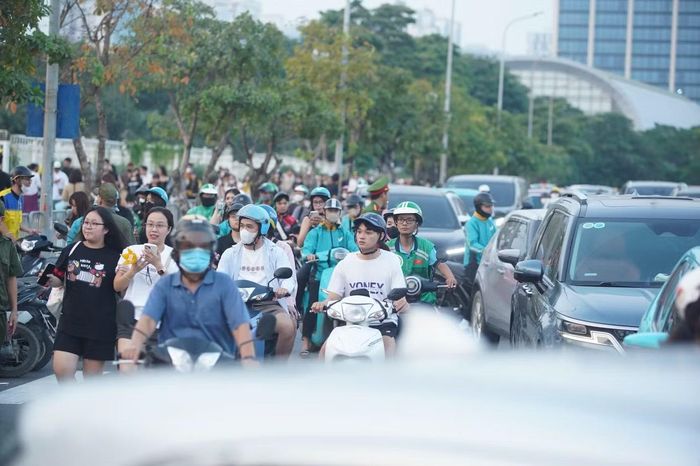 Theo ghi nhận của phóng viên Tiền Phong, tình trạng ùn tắc đã diễn ra trong nhiều giờ đồng hồ. Các phương tiện di chuyển qua khu vực này gặp khó khăn khi ô tô nối đuôi nhau thành hàng dài. Để tránh bị muộn giờ, nhiều khán giả lựa chọn xe ôm công nghệ để đến sân Mỹ Đình.