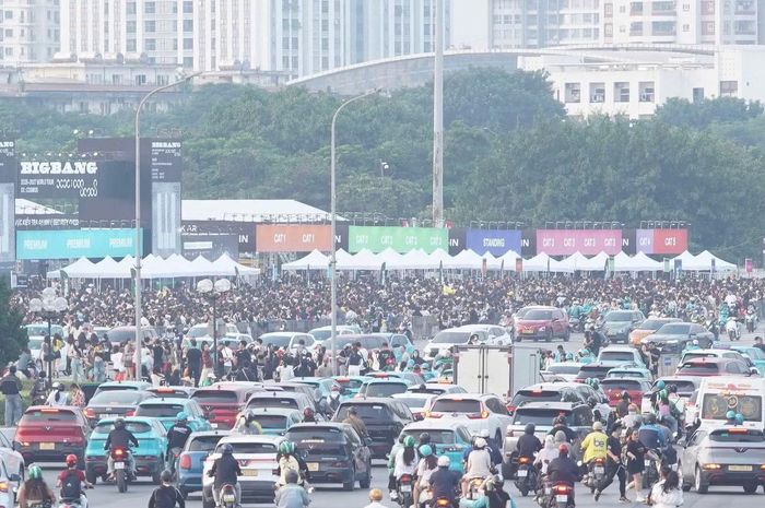 Ba tiếng trước giờ diễn ra concert của Big Bang, khu vực trước sân vận động Mỹ Đình bắt đầu đông đúc vì lượng xe cộ đổ về đây tăng đột biến.