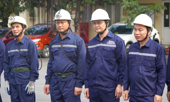 Anh Bùi Quang Huy cùng lãnh đạo tập đoàn Than thăm khu vực sản xuất Thành Công, Công ty than Hòn Gai.