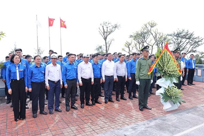 Đoàn công tác đến thăm, dâng hương tại Khu di tích lịch sử nơi Bác Hồ về thăm mỏ than Đèo Nai