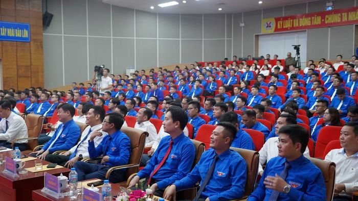 Cũng trong chiều 24/10, đoàn công tác dự chương trình tuyên dương thợ mỏ trẻ tiêu biểu tại Công ty Than Thống Nhất, phường Cẩm Phả.
