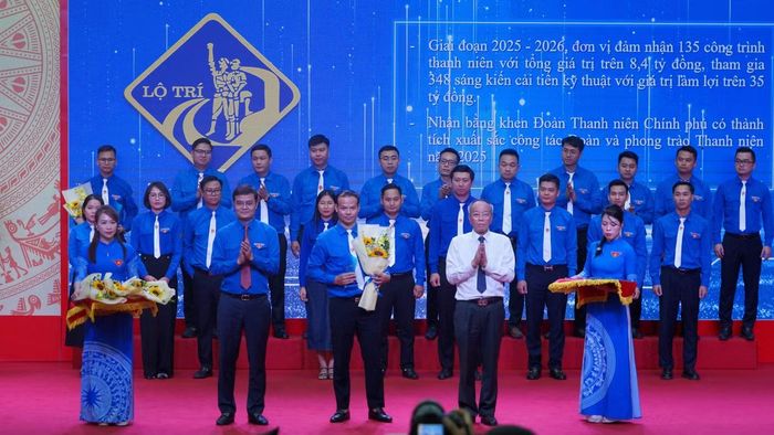 Anh Bùi Quang Huy tặng bằng khen cho các tập thể, cá nhân có thành tích xuất sắc trong phong trào “Thanh niên TKV thi đua lao động sản xuất giỏi”.