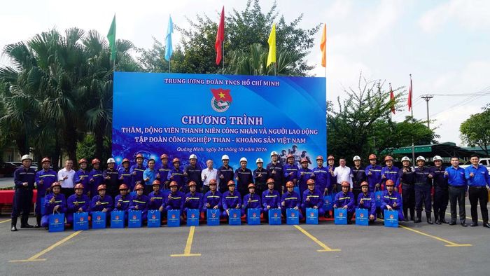Đoàn công tác chụp ảnh lưu niệm cùng cán bộ công nhân than Hòn Gai.