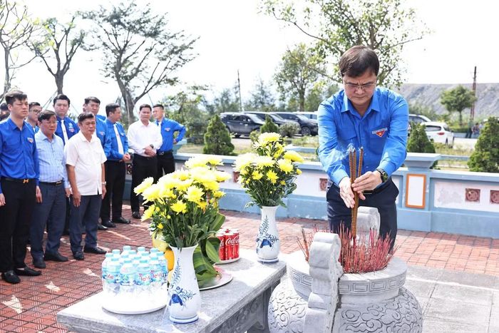 Anh Bùi Quang Huy cùng đoàn công tác đến thăm, dâng hương tại Khu di tích lịch sử nơi Bác Hồ về thăm mỏ than Đèo Nai.