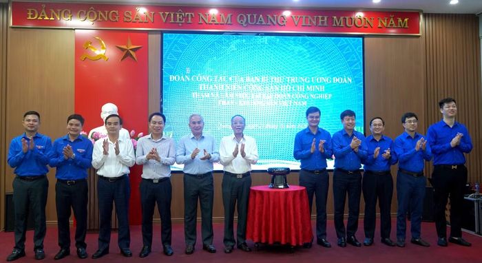 Lãnh đạo tập đoàn Than tặng quà lưu niệm cho đoàn công tác.