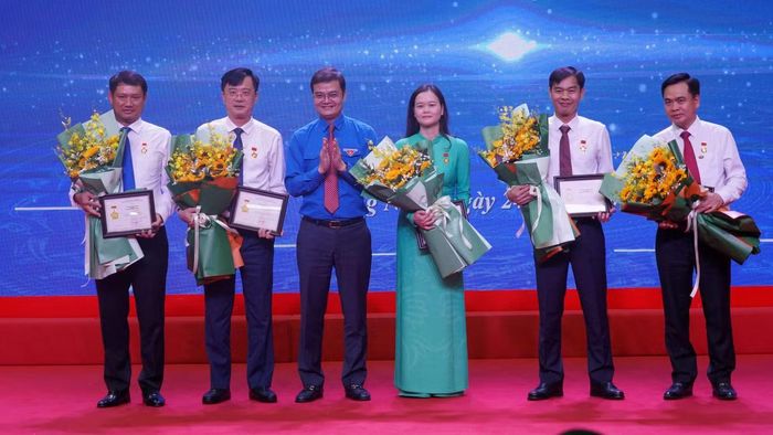 Anh Bùi Quang Huy tặng Kỷ niệm chương “Vì thế hệ trẻ” cho các cán bộ ngành Than.