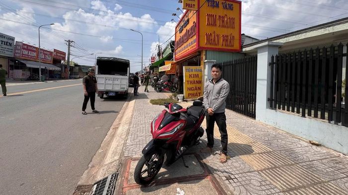 Lực lượng chức năng dựng lại hiện trường vụ cướp tiệm vàng.