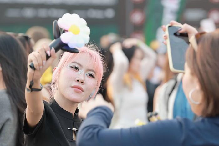 Hình ảnh bông cúc thiếu một cánh - dấu ấn từ thương hiệu PEACEMINUSONE của G-Dragon - xuất hiện dày đặc trên áo phông, mũ, vòng cổ và các món đồ handmade của người hâm mộ.