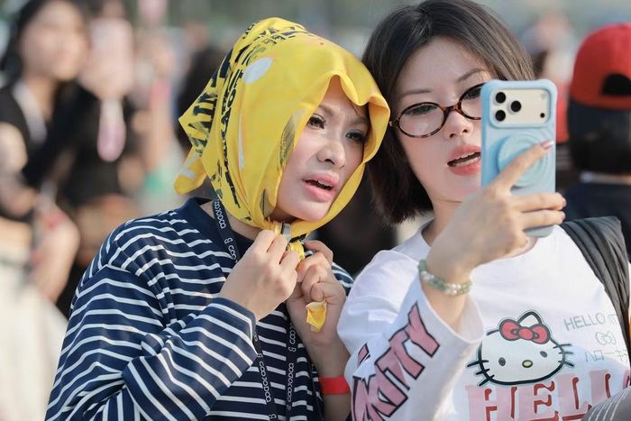 Nhiều fan diện khăn trùm đầu - phong cách quen thuộc của G-Dragon khi đến sân vận động Mỹ Đình.