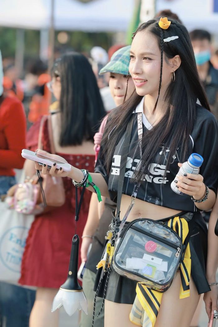 Vàng và đen là hai tông màu biểu tượng của nhóm và fandom luôn phủ sóng các sự kiện, từ áo thun, phụ kiện cho đến trang phục tổng thể.