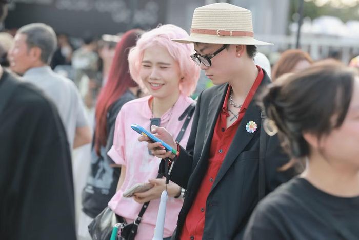 Phong cách thời trang của trưởng nhóm G-Dragon là nguồn cảm hứng với nhiều fan. Nhắc đến thời trang Big Bang, G-Dragon gần như là cái tên không thể bỏ qua. Tinh thần thời trang của anh thường gắn với khả năng kết hợp những món đồ tưởng như rất khác nhau thành một tổng thể có cá tính riêng.