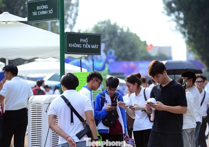 Sóng Festival 2026 là hoạt động điểm nhấn thuộc Ngày Thanh toán số Việt Nam 2026 với chủ đề “Chạm số - Sống xanh”. Chương trình do Báo Tiền Phong phối hợp Công ty Cổ phần Thanh toán Quốc gia Việt Nam (NAPAS) tổ chức, dưới sự chỉ đạo nội dung của Ngân hàng Nhà nước Việt Nam