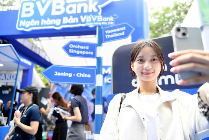 Gần 70 gian hàng của các ngân hàng, tổ chức thanh toán và doanh nghiệp thuộc nhiều lĩnh vực sẽ mang đến cơ hội trải nghiệm công nghệ trong những hoạt động gần gũi như mua sắm, ăn uống, vui chơi. Các tổ chức tài chính, ngân hàng như NAPAS, Vietcombank, Agribank, MB, BIDV, Mastercard, VietinBank, HDBank, Techcombank... góp mặt tại sự kiện