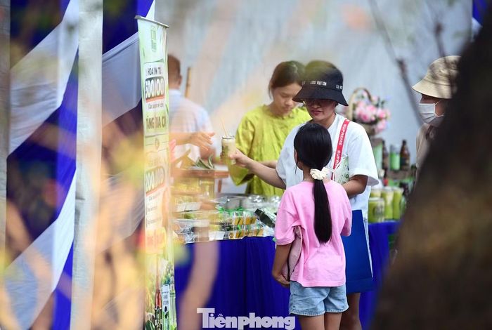 Bên cạnh khu vực tài chính - ngân hàng, ngày hội còn có các gian hàng đặc sản, sản phẩm tiêu dùng, ẩm thực và thủ công mỹ nghệ. Hơn 20 gian hàng OCOP giới thiệu các sản phẩm đặc trưng của Hà Nội như trà sen, sữa Ba Vì, ô mai, cốm Mễ Trì cùng nhiều sản phẩm nông sản, thực phẩm chế biến và hàng thủ công.
