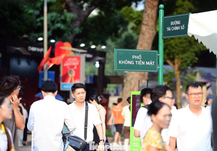 Bạn Giang Nguyễn Thùy Dương – sinh viên năm nhất khoa Dệt may Thời trang, Trường Đại học Kinh tế - Kỹ thuật Công nghiệp chia sẻ: "Tôi cảm nhận không khí ở đây rất đông vui, náo nhiệt. Mọi người đều tham gia các hoạt động vô cùng năng nổ, nhiệt tình khiến em thấy rất vui khi có mặt ngày hôm nay". Thùy Dương cho biết ngày hội đã giúp bản thân tiếp cận và hiểu rõ hơn về các dịch vụ tài chính cũng như phương thức thanh toán số. "Trước đây, có nhiều ngân hàng, tôi chưa biết cách sử dụng, nhưng hôm nay tôi đã đăng ký được tài khoản và nắm rõ thao tác hơn. Đơn cử, trải nghiệm tại Vietcombank, tôi thấy việc đăng nhập vào ứng dụng rất nhanh, khâu thanh toán cũng tiện lợi và nhanh chóng," Thùy Dương nói.
