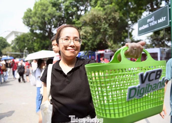 Chiều 24/10, tại phố đi bộ Trần Nhân Tông (Hà Nội), không khí Sóng Festival 2026 càng thêm nhộn nhịp thu hút đông đảo các bạn trẻ tham quan, trải nghiệm.