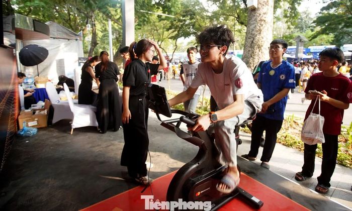 Qua các hoạt động trải nghiệm số và trò chơi vận động, Sóng Festival 2026 chuyển tải thông điệp “Chạm số - Sống xanh” đến gần hơn với đời sống thường ngày, khuyến khích thói quen thanh toán không dùng tiền mặt.