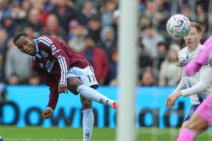 Nicolas Jackson tung cú sút mở tỷ số cho Aston Villa.