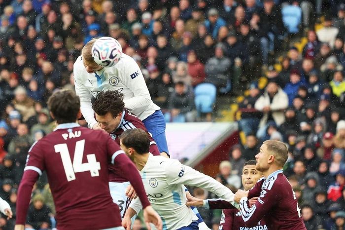 Haaland bật cao đánh đầu tung lưới Aston Villa, gỡ hòa 1-1 cho Man City.