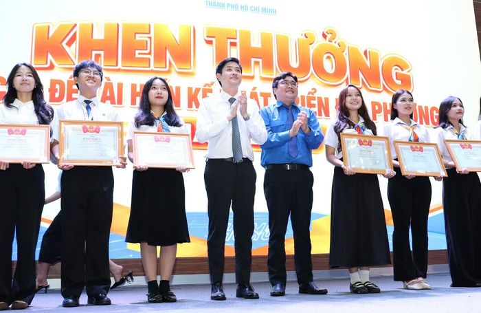 Biểu dương, khen thưởng các bạn sinh viên đã đóng góp sáng kiến, hiến kế phát triển địa phương.