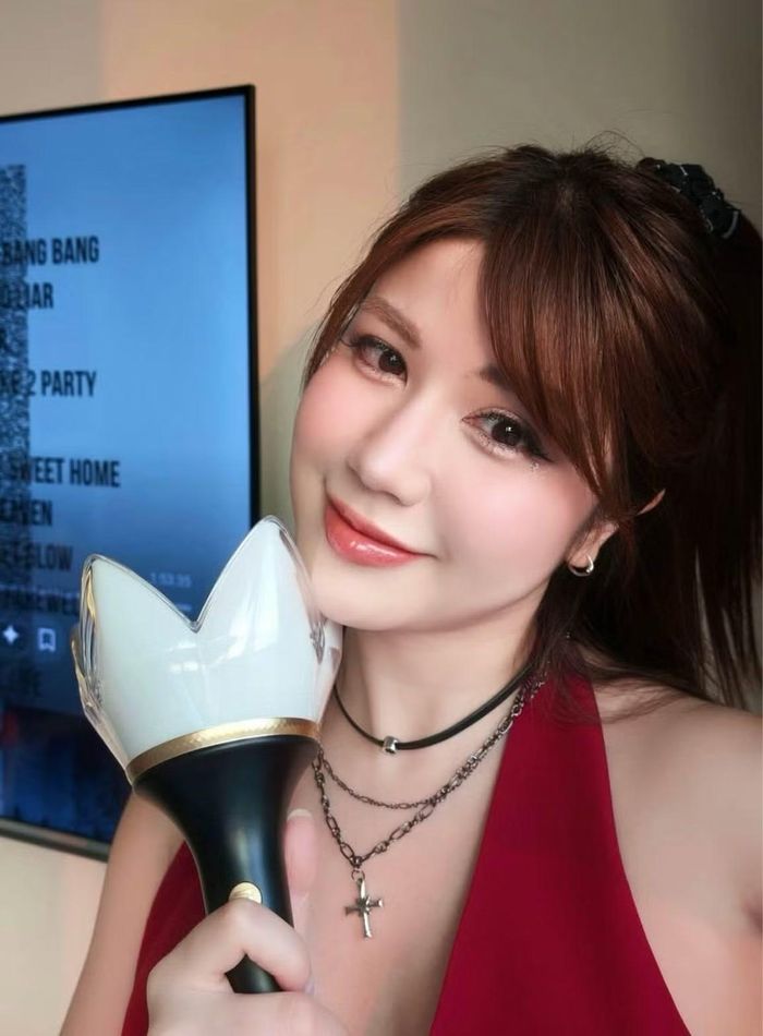 An Japan cũng góp mặt trong danh sách nghệ sĩ đến thưởng thức đêm nhạc. Hot girl khoe lightstick có giá gần 2 triệu đồng. Đây là phụ kiện gắn liền với hình ảnh Big Bang và G-Dragon, được đông đảo người hâm mộ sử dụng trong các đêm diễn.