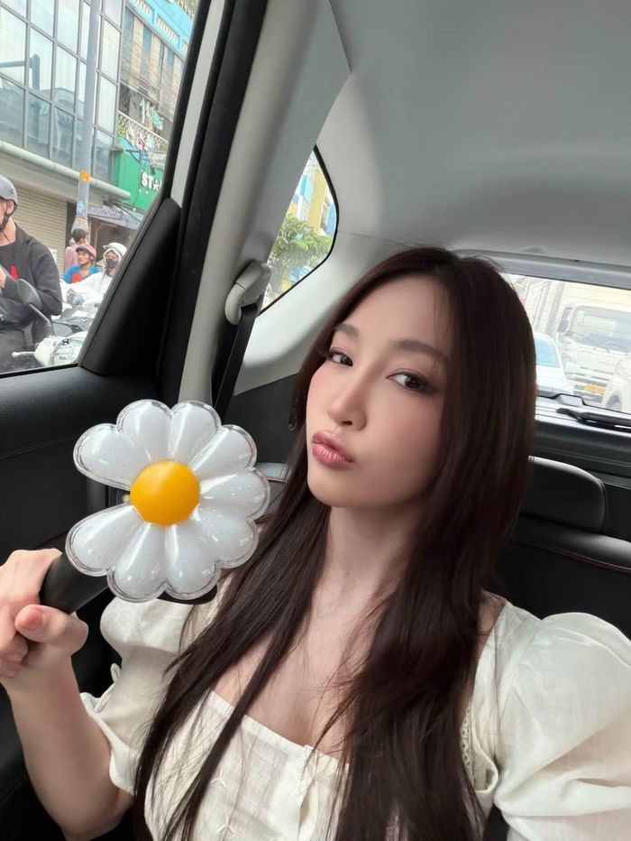 Juky San chuẩn bị sẵn lightstick cổ vũ ba thành viên Big Bang.
