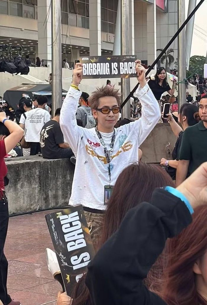  Rapper OSAD cũng có mặt tại sân vận động Mỹ Đình. Anh lựa chọn phong cách trẻ trung với áo trắng dáng rộng, quần họa tiết, kính mắt màu và mái tóc được tạo kiểu nổi bật. Nam rapper hào hứng giơ cao tấm bảng có dòng chữ "Big Bang is back!" giữa đám đông người hâm mộ. 