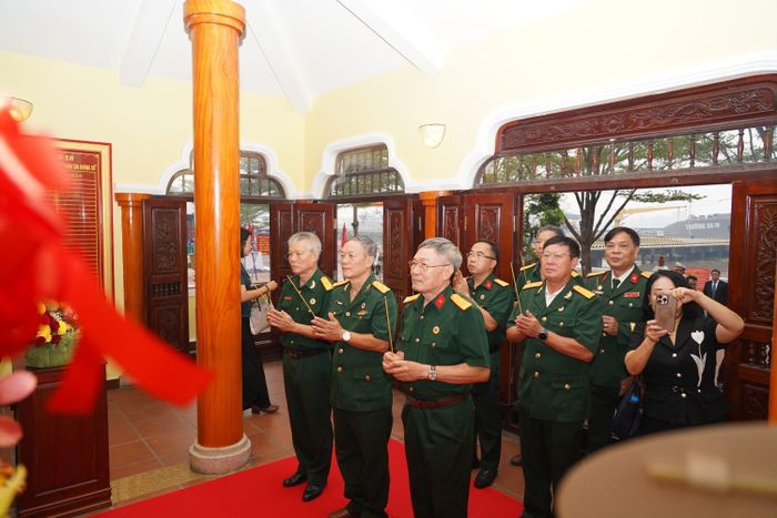 Đoàn công tác Hội Cựu chiến binh Bộ máy QL&ĐH PETROVIETNAM dâng hương tại các điểm tưởng niệm ở cảng Lữ đoàn 125