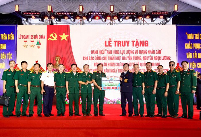 Đoàn công tác Hội Cựu chiến binh Bộ máy QL&ĐH PETROVIETNAM trao quà tặng Lữ đoàn 125 Hải quân nhân dịp 65 năm ngày truyền thống đơn vị