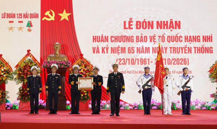 Chính ủy Quân chủng Hải quân Nguyễn An Phong trao tặng Huân chương Bảo vệ Tổ quốc hạng Nhì cho Lữ đoàn 125, Vùng 2 Hải quân