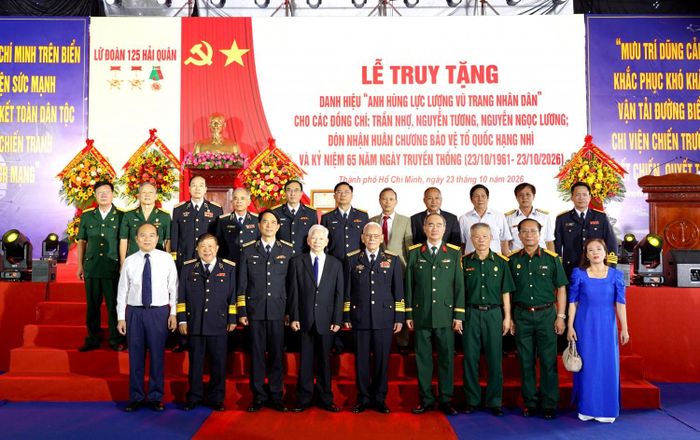 Đoàn công tác Hội Cựu chiến binh Bộ máy QL&ĐH PETROVIETNAM cùng nguyên Chủ tịch nước Nguyễn Minh Triết.