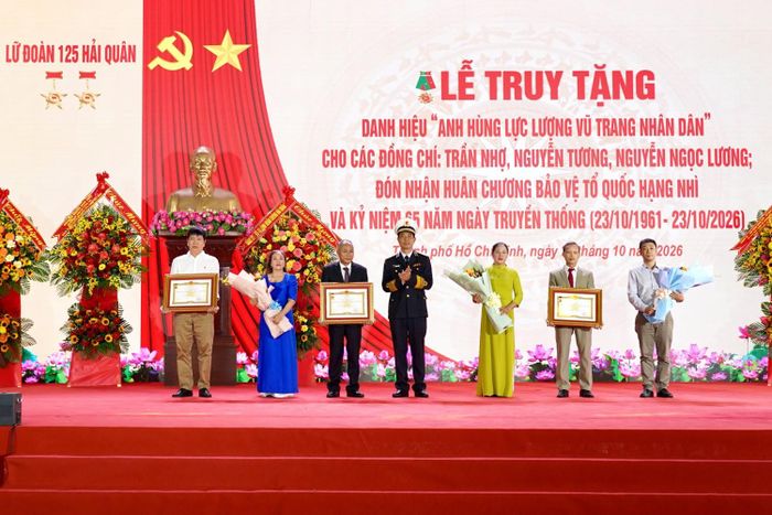 Chính ủy Quân chủng Hải quân Nguyễn An Phong trao Danh hiệu Anh hùng Lực lượng vũ trang nhân dân đến thân nhân các liệt sĩ