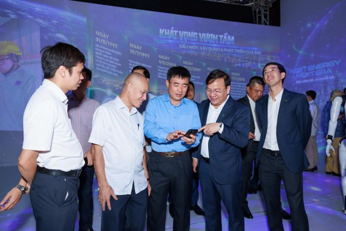 Các đại biểu tham quan, tìm hiểu về hoạt động sản xuất kinh doanh của BSR.