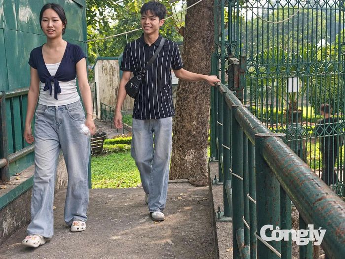 Bên trong chuồng thiếu độ thông thoáng. Tường ẩm thấp bám rêu và bốc mùi hôi đặc trưng gây khó chịu cho người tham quan.
