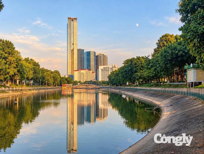 Từ hồ Thủ Lệ, du khách có thể nhìn thấy tòa Lotte Center Hanoi cách công viên khoảng 300 m.