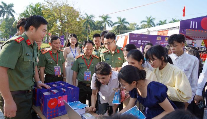 Hàng trăm sinh viên hào hứng tham gia vẽ tranh tuyên truyền chống xâm hại trực tuyến.