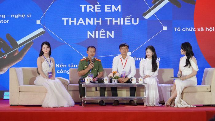 Các đại biểu, diễn giả giao lưu, giải đáp thắc mắc của sinh viên, học sinh.