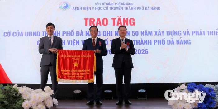Bệnh viện Y học cổ truyền TP Đà Nẵng đón nhận Cờ truyền thống 50 năm của UBND thành phố.