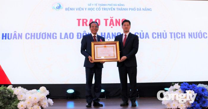 Thứ trưởng Thường trực Bộ Y tế Vũ Mạnh Hà (bên phải) trao Huân chương Lao động hạng Ba của Chủ tịch nước cho Thầy thuốc Ưu tú Nguyễn Văn Ánh, Giám đốc Bệnh viện.