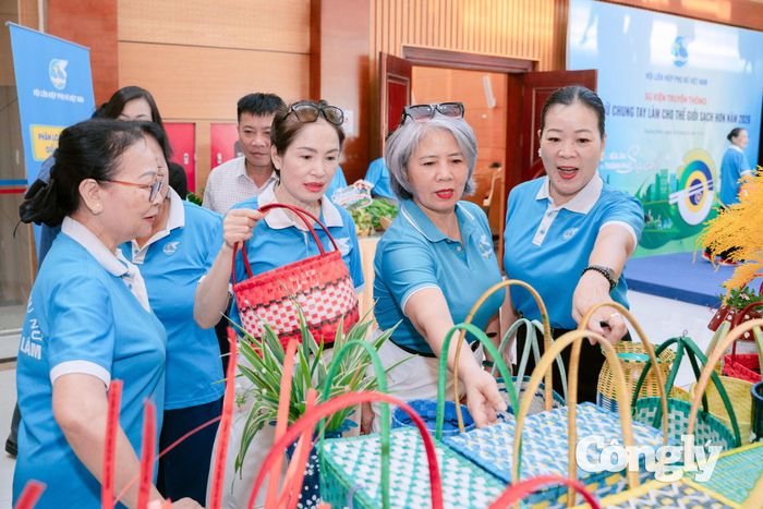 Các đại biểu tham quan gian trưng bày giới thiệu sản phẩm do phụ nữ thực hiện.