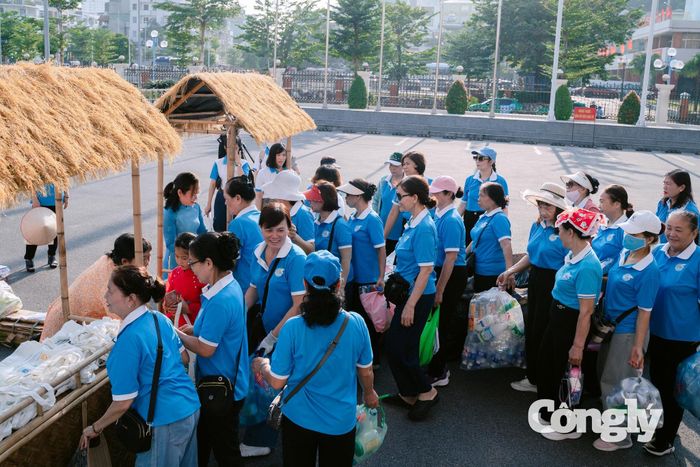 Tại sự kiện, rất nhiều rác thải đã được các hội viên phụ nữ thu gom để bảo vệ môi trường.