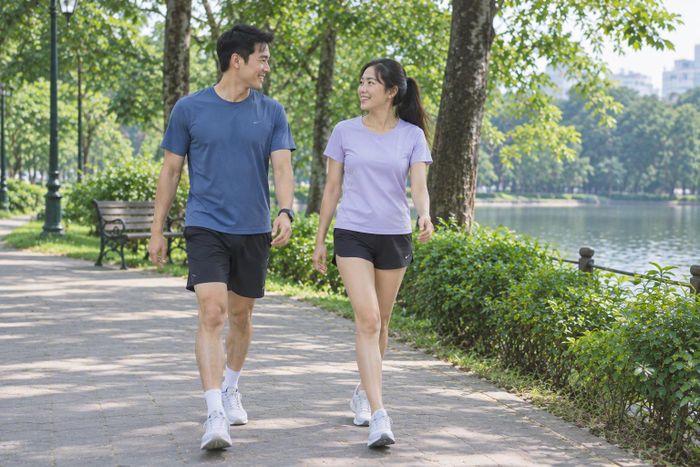 Đi bộ là hoạt động tốt cho sức khỏe, dễ thực hành mỗi ngày. Ảnh: AI