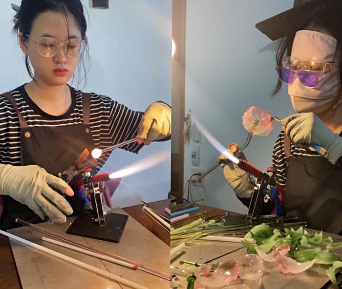 Cô gái tự học và luyện tập các kỹ thuật làm hoa thủy tinh thủ công bằng cách xem người khác làm qua mạng internet