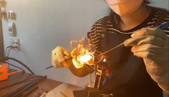 Sau đó, Hà ghép các cánh hoa lại với nhau thành bông hoa hoàn chỉnh